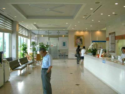 広々とした病院ロビー