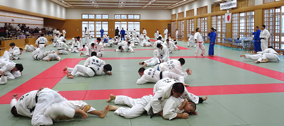 活気あふれる 向井幹博先生の寝技指導 令和6年度秋田県地方青少年柔道