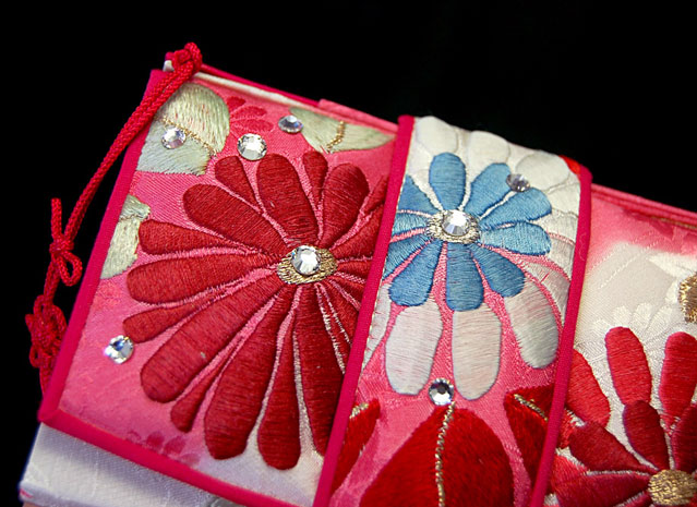 2011年5月 十三参りの筥迫 『刺繍端切れ 菊とラインストーン