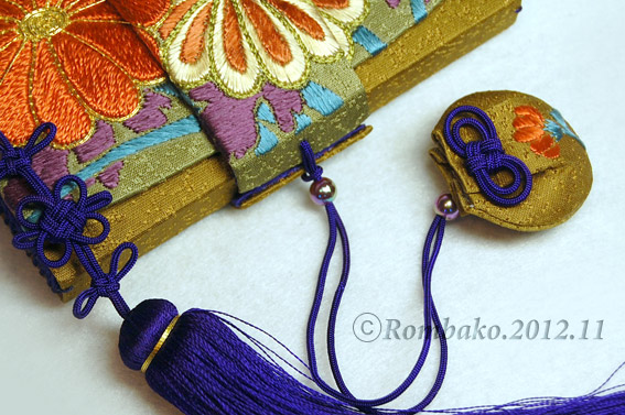 日本刺繍の筥迫『路考浪漫菊』Rom筥作品2012.10 | 筥迫は続くよ