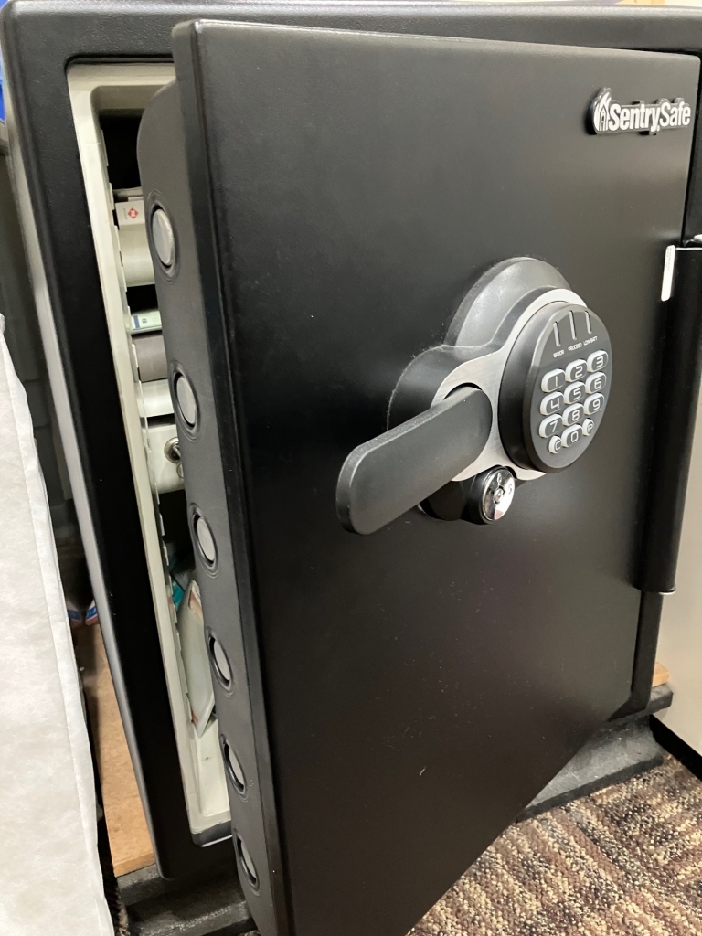 鍵 sentry safe 金庫 耐火耐水 sentry safe 金庫 指紋認証搭載