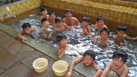 男の子　キャンプ　風呂 