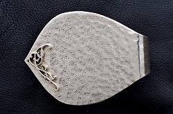 銀製品 画像 マネークリップ クレスト型 唐草浮き