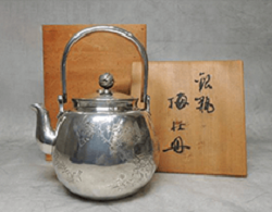 銀製品 画像 純銀瓶 梅牡丹