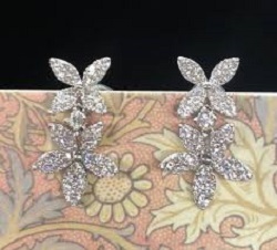 プラチナ製品 画像 Pt750 ピアス フラワーモチーフ ダイヤ