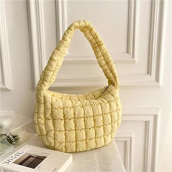  バッグ 画像 キルティングふわふわショルダーバッグ ライトイエロー 美品