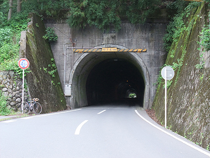 志賀坂峠~八丁峠 本造りの水仁舎