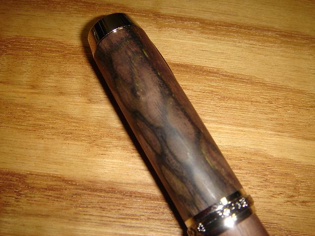 黒柿 孔雀杢 万年筆 | 切々と語る楔（せつせつとかたるせつ）