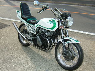 CBX400F 塗装 CBX400F制作中✨ 途中経過！ ボディは塗り分けたので後はクリア吹いて