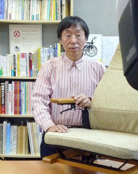 座椅子　油圧式　鈴春工業　ゆり座　SUZUHARU 光野有次　通販生活掲載 ゆり座」が登場 | 光野有次の気分はバリアフリー