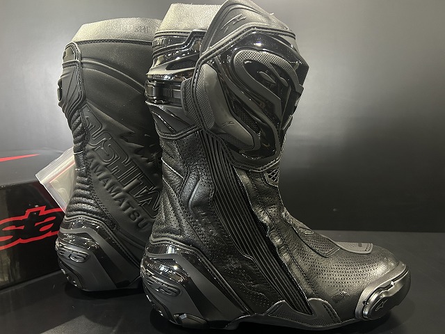 バイクウェア・装備 KUSHITANI SUPERTECH R2 BLACKOUT MODEL Alpinestars x Kushitani 7700 Supertech R x Protocore Leather