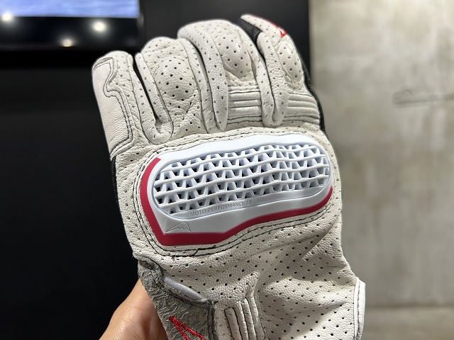 インベンティブレザーメッシュグローブ - バイク用品｜クシタニ