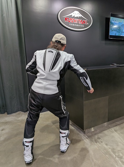 オーダーでツーピースのレーシングスーツ完成： KUSHITANI三鷹店