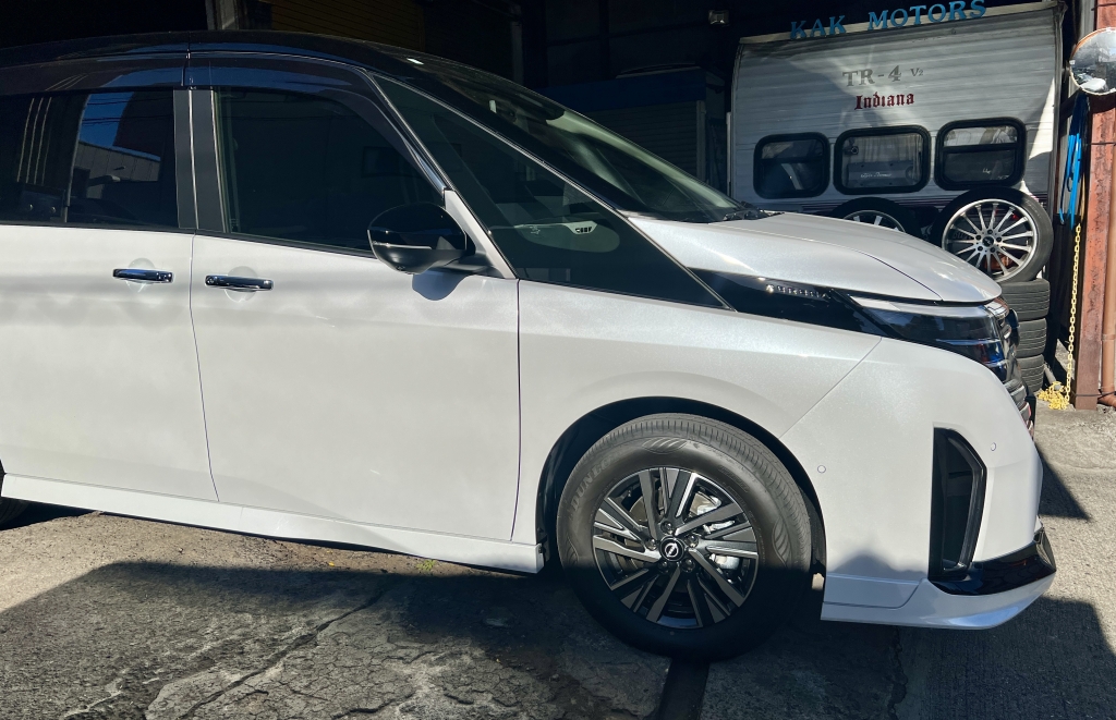 日産セレナ(C28)に、リアフリップダウンモニターの持込み取付けを致しました | KAK MOTORS official blog