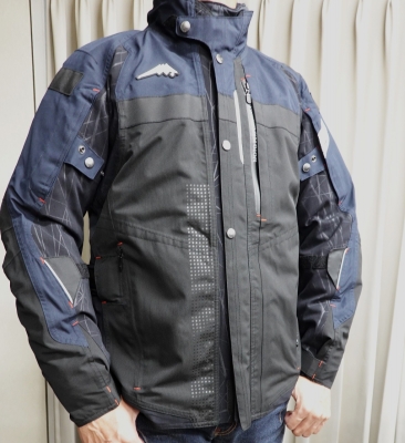 KUSHITANI　アロフトフードジャケット クシタニの「アロフトフードジャケット」で真冬のライディングを快適に