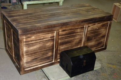 レトロな大きな木箱