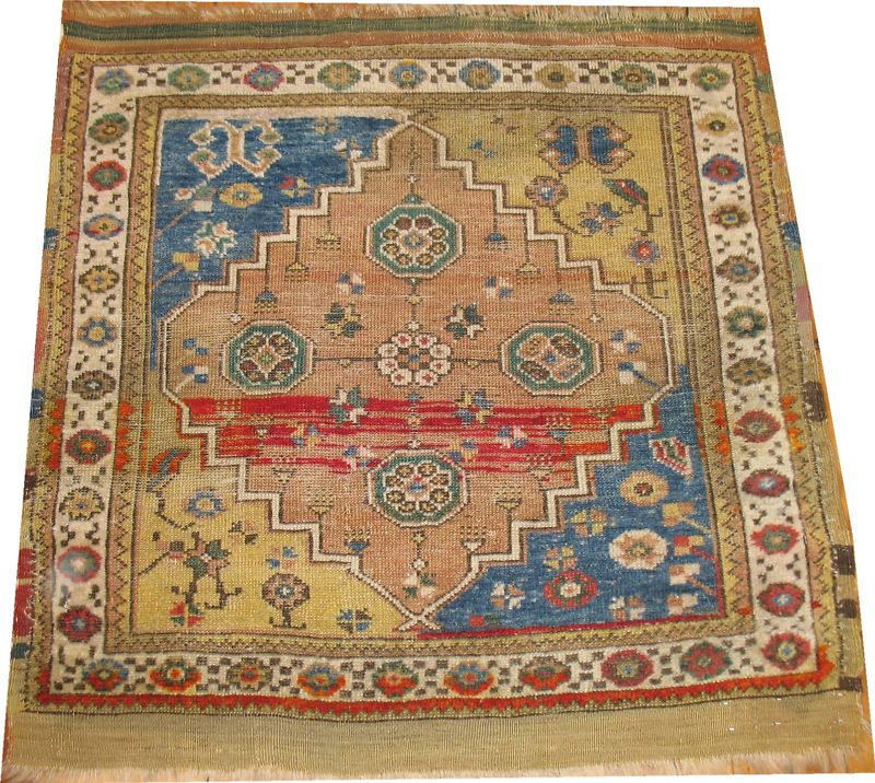ベルガマのちいさなアンティーク・ラグ | My Favorite Rugs and Kilims