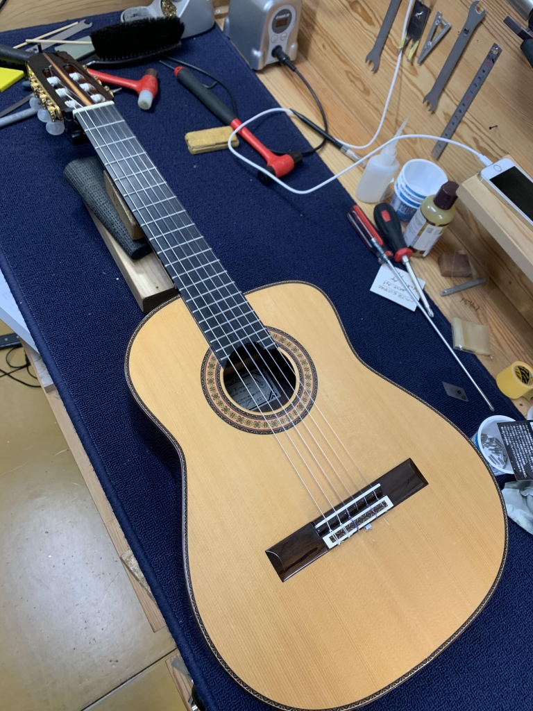 クラシックギター表板割れ修理ウレタン塗装、指板横表板割れ修理 | ギターの音が聴こえたら。