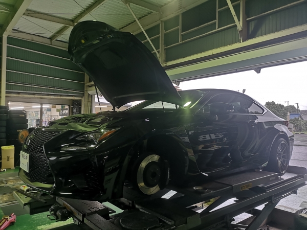 レクサスRC-F MEGAN RACING フロントアッパーアーム 装着