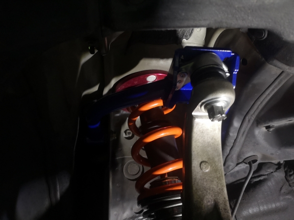 レクサスRC-F MEGAN RACING フロントアッパーアーム 装着
