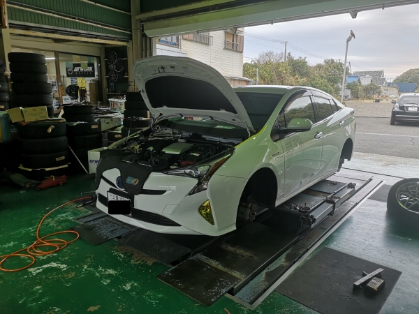 プリウス ファイナルコネクション車高調 ステルスBLACK TWIN 取り付け