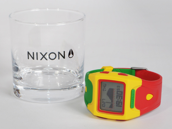 ラスタカラーのオシャレなデザイン性に高性能を兼ね備えた NIXON