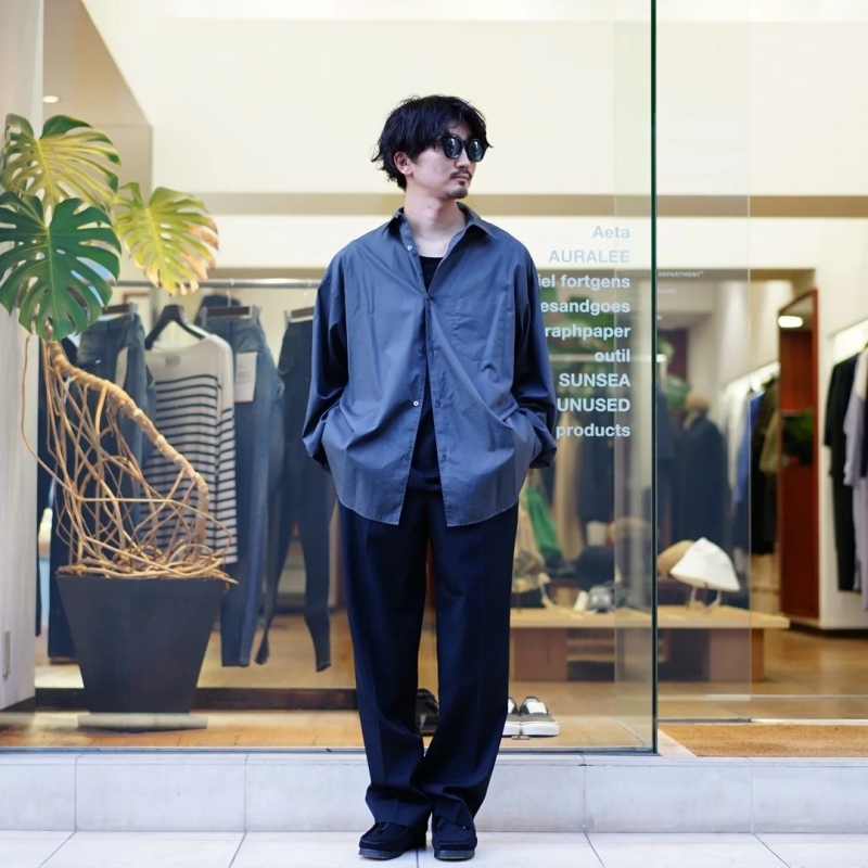 AURALEE (オーラリー) 24AW Collectionの新作、Light Wool Max Gabardine Two-Tuck Slacks(A24AP03MG)/Top  Blackのご紹介です。 | BALUCA JOURNAL