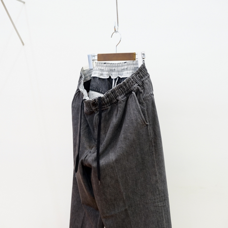 FARAH (ファーラー)の新作、Easy Wide Tapered Pants/Black Washedのご