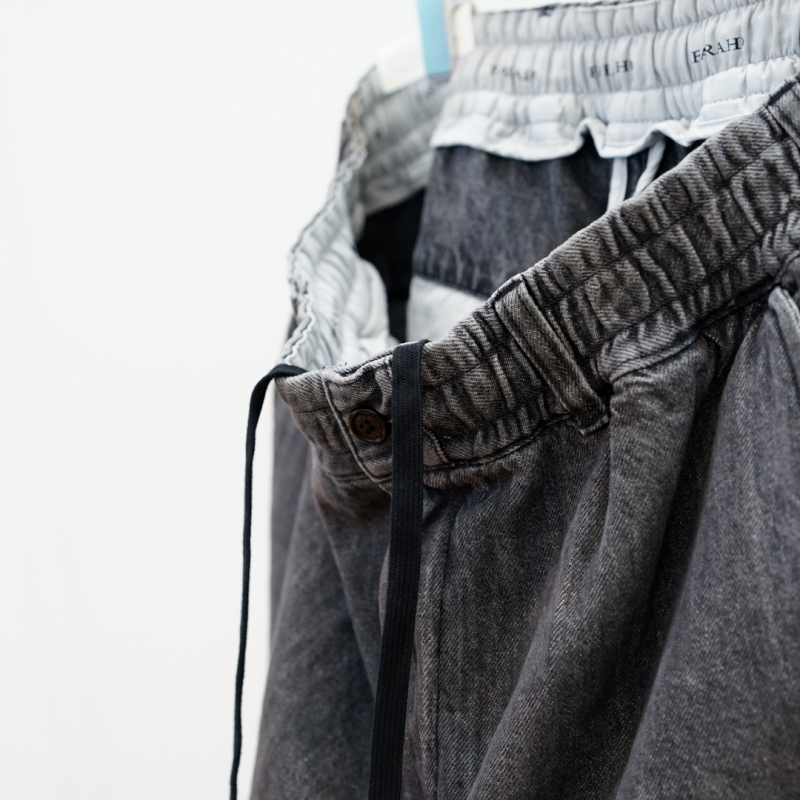 FARAH (ファーラー)の新作、Easy Wide Tapered Pants/Black Washedのご