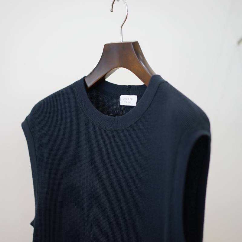 UNUSED (アンユーズド) の新作、No Sleeve Waffle Tee (US2537)/Black