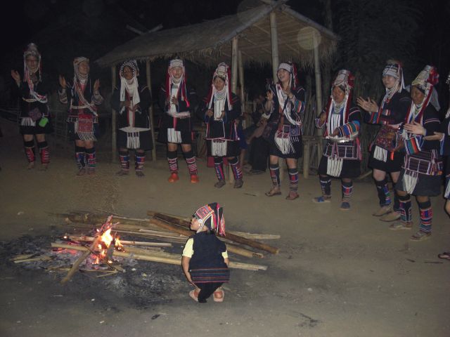 アカ族踊り
