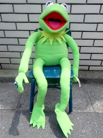 Jack's Martネットショップにカーミットの特大ぬいぐるみと Jack's Martネットショップにカーミットの特大ぬいぐるみと