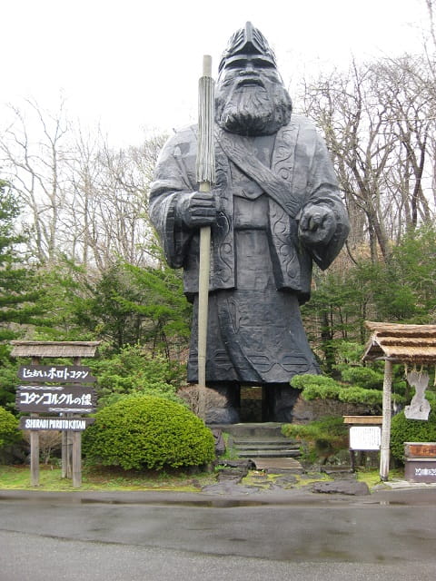 茅葺きの家・チセ」 など「アイヌ民族博物館」で 見学しました | 月に