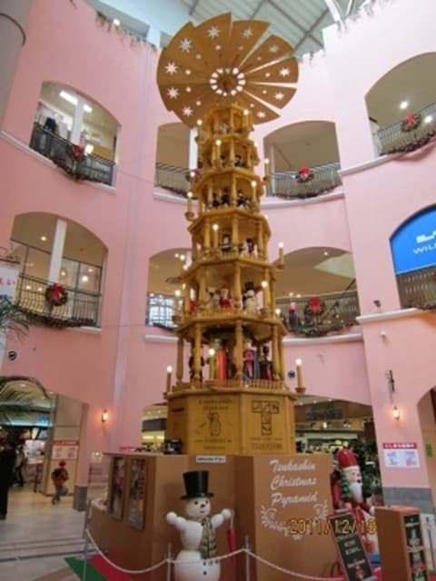 ☆ クリスマス ピラミッド -- 木製の巨大ツリー ☆ 日本最大！ | 月に