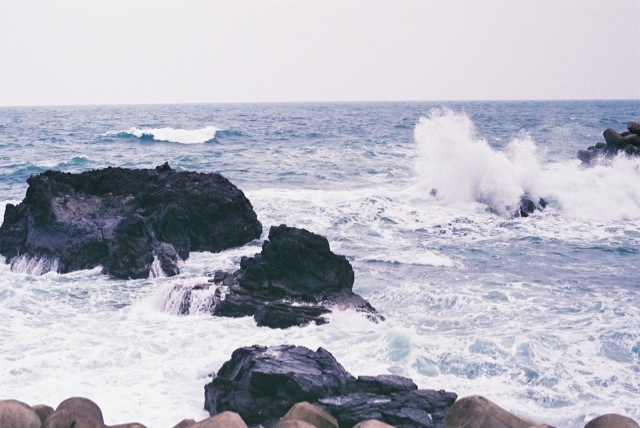 「荒れる日本海、冬に「波の華」が舞い上がる三瀬海岸」 | kaorru's room brog