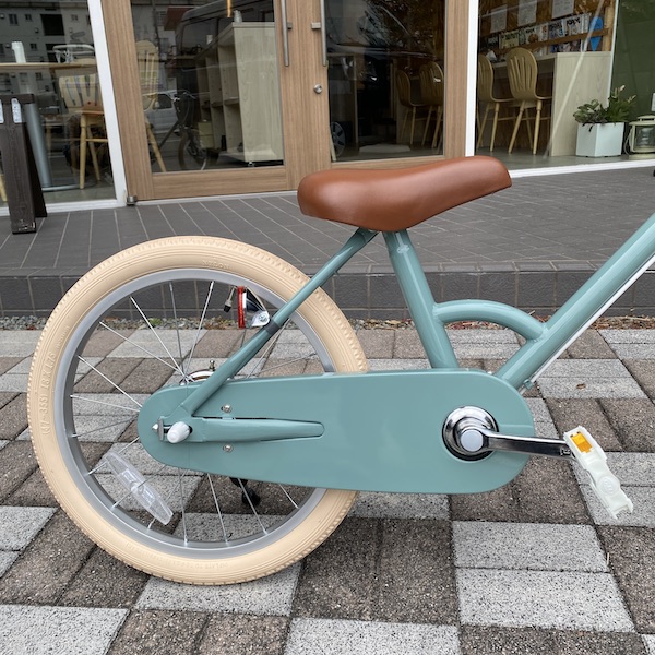 オシャレな薄抹茶色のママチャリ。オートライト付きになります。ピカピカですよー！ オシャレな薄抹茶色のママチャリ。オートライト付きになります