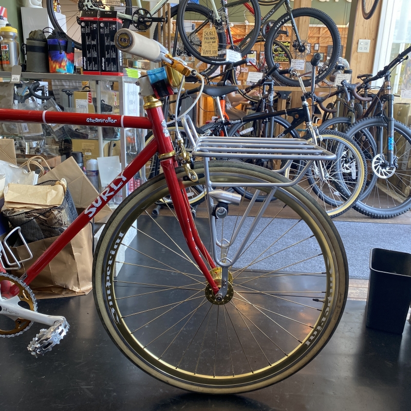 ほぼ未使用。店内インテリアとして使っていました。赤い自転車26インチ