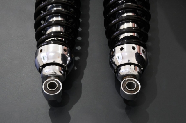 VMAX1200(87-89)の純正リアショックもTechnixにおまかせ