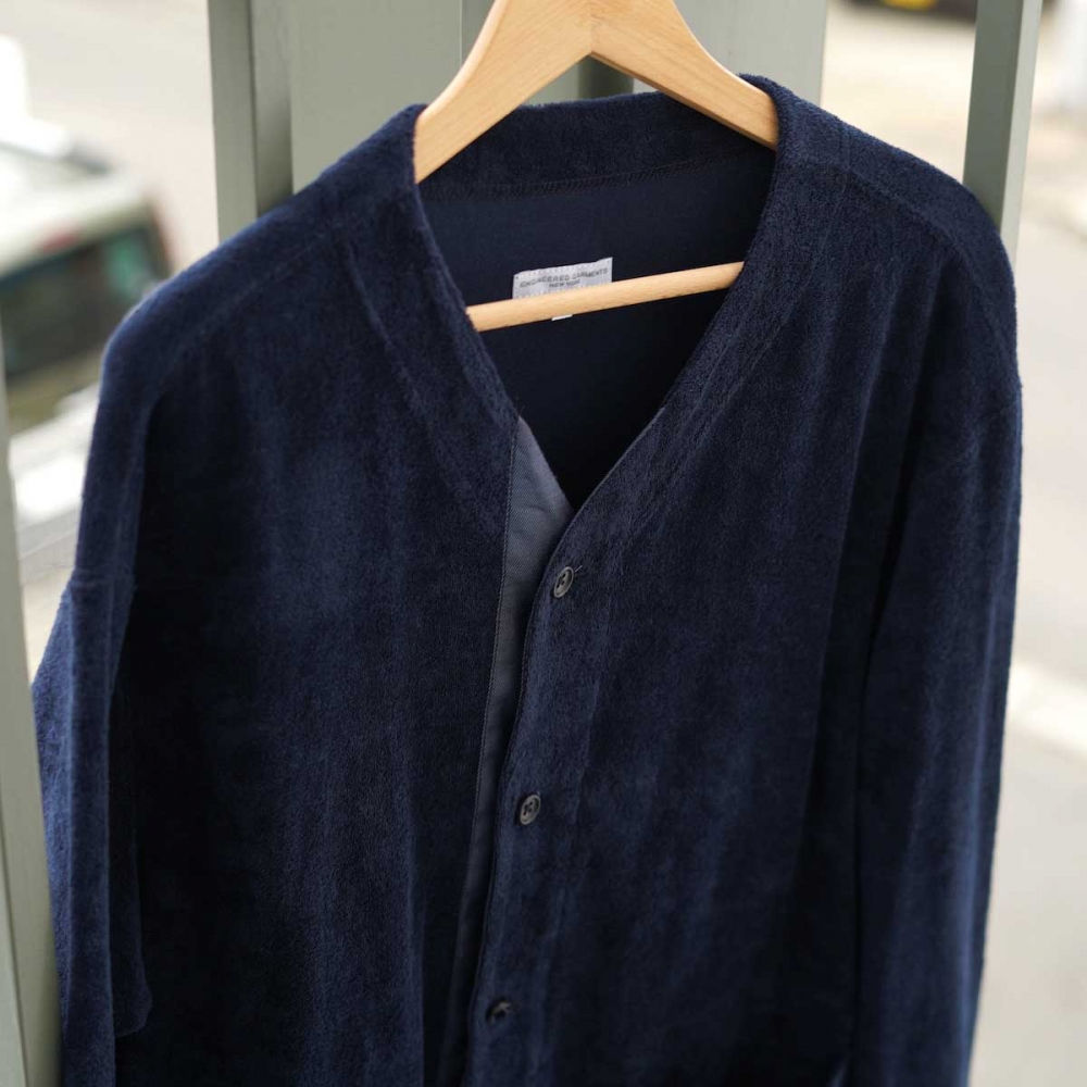 ラグジュアリーな表情を併せ持つカーディガン / Engineered Garments