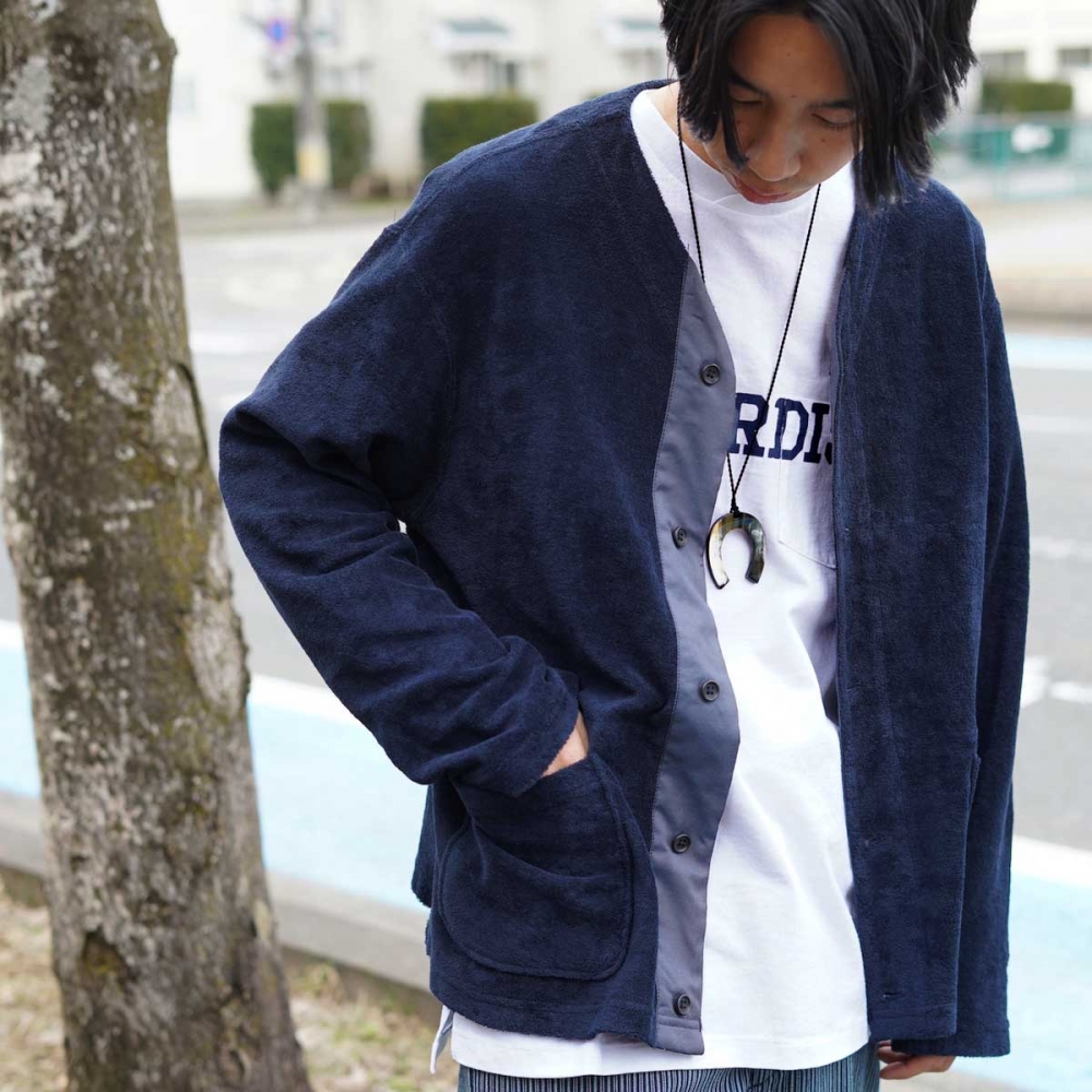 ラグジュアリーな表情を併せ持つカーディガン / Engineered Garments