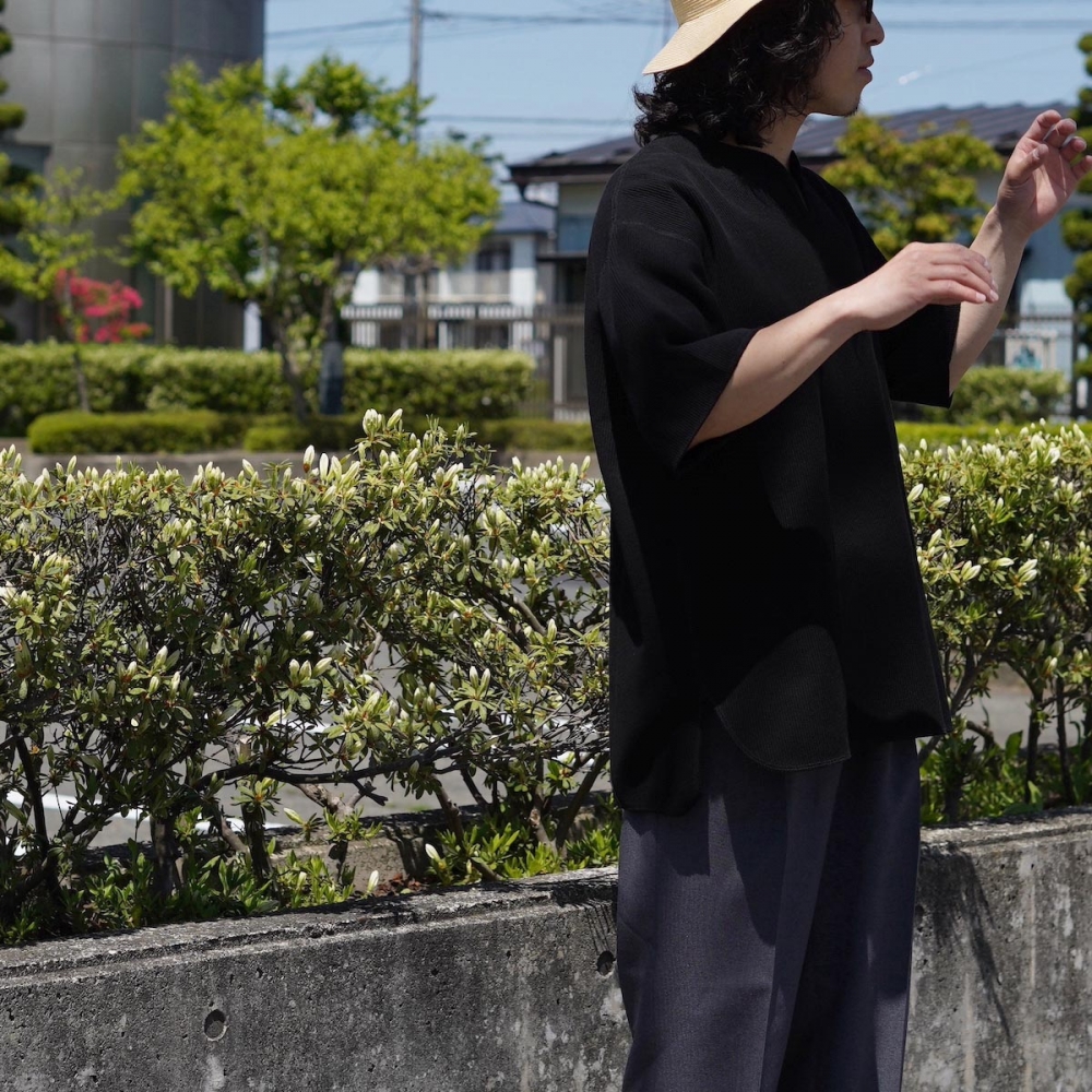 一着完結型。blurhms のキーネックTee | 1989 Men's Blog