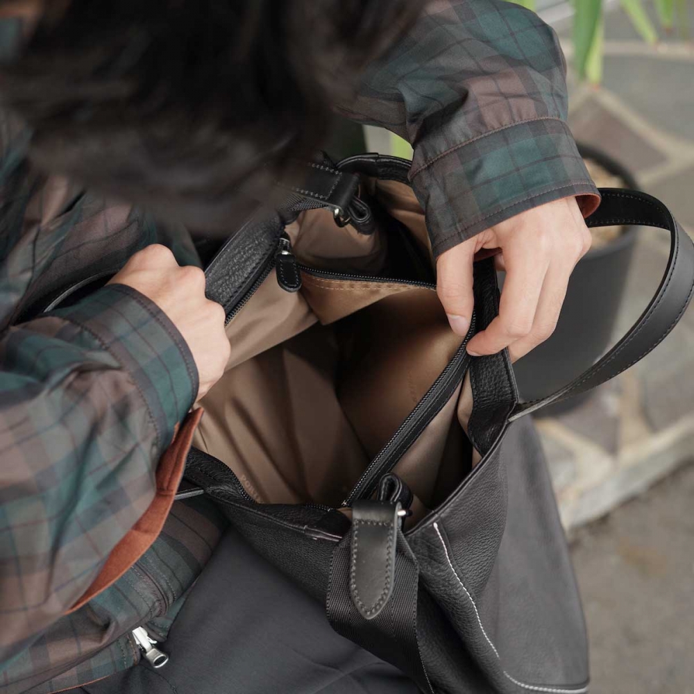 PORTERポーターCISCシスコ SHOULDER BAG(L) レザー本来の質感を楽しむ。 / PORTER CISCO | 1989 Men's Blog