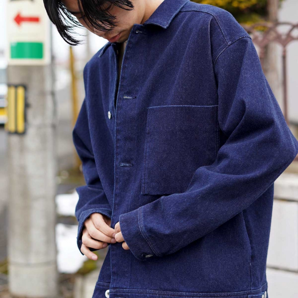 見た目はデニム、着心地はニット。粋なトラッカージャケット。 / CURLY