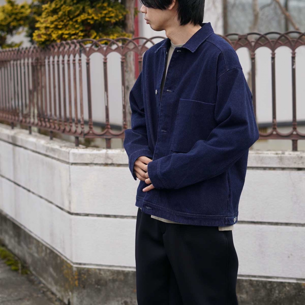 見た目はデニム、着心地はニット。粋なトラッカージャケット。 / CURLY