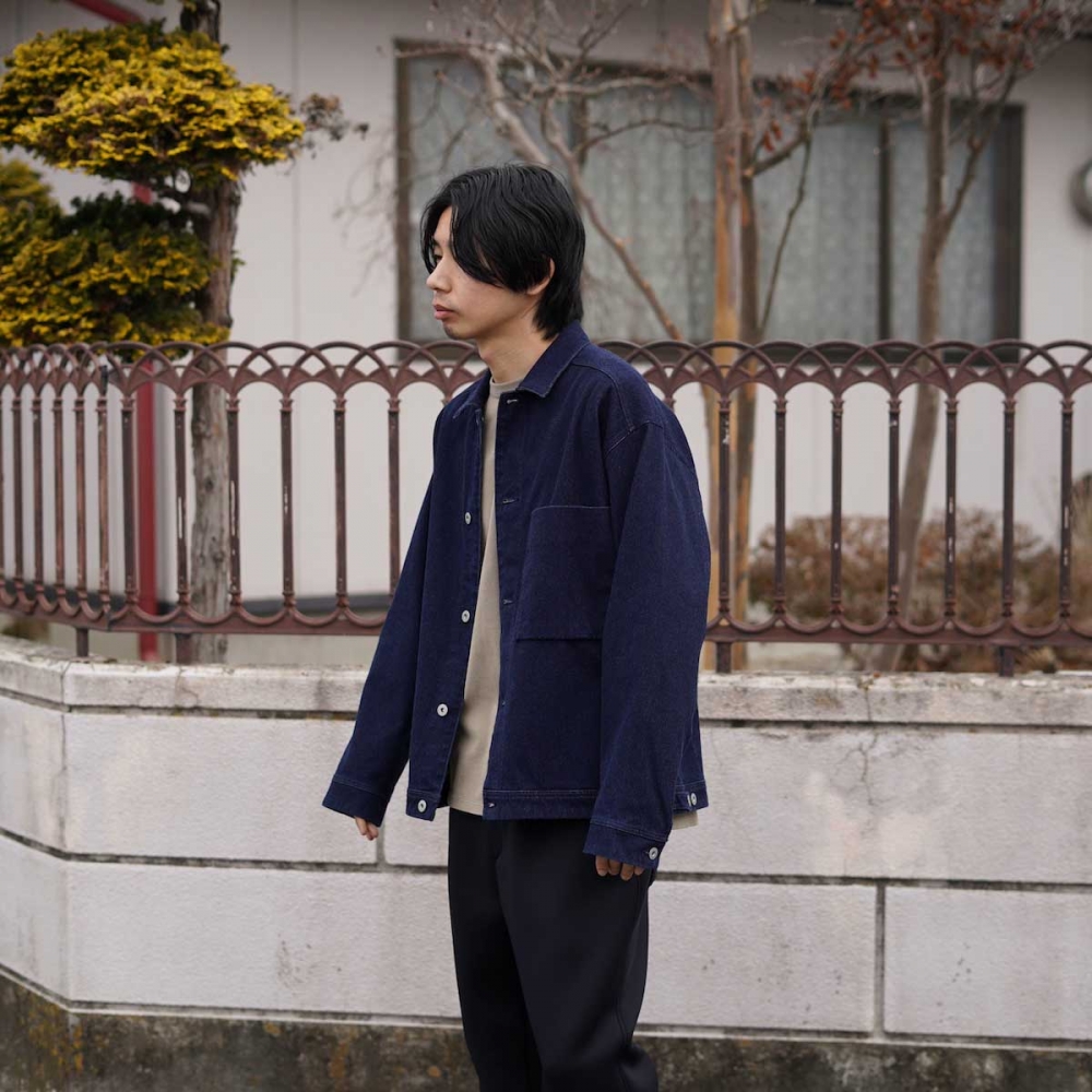 見た目はデニム、着心地はニット。粋なトラッカージャケット。 / CURLY