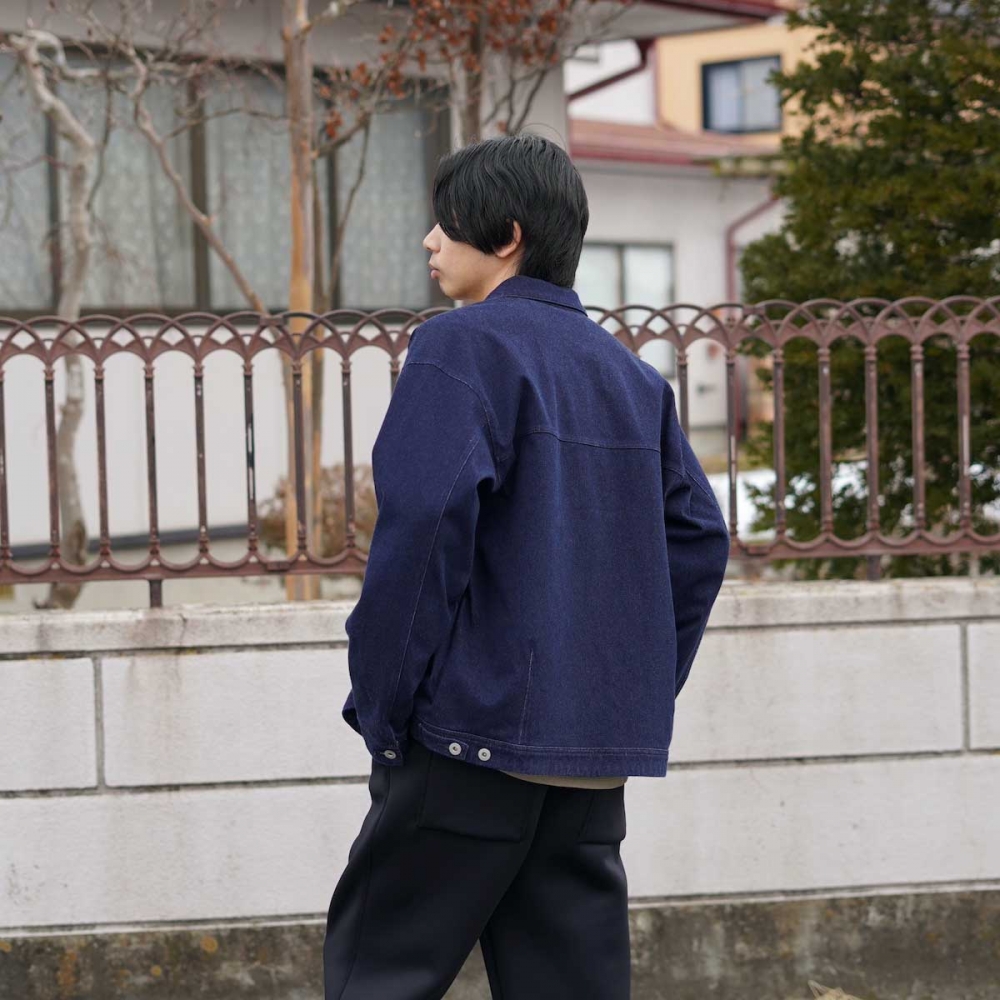 見た目はデニム、着心地はニット。粋なトラッカージャケット。 / CURLY 