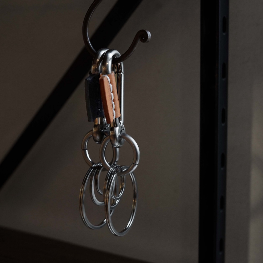 小物も気になるこの時期に。Hender Scheme / Karabiner | 1989 Men's Blog