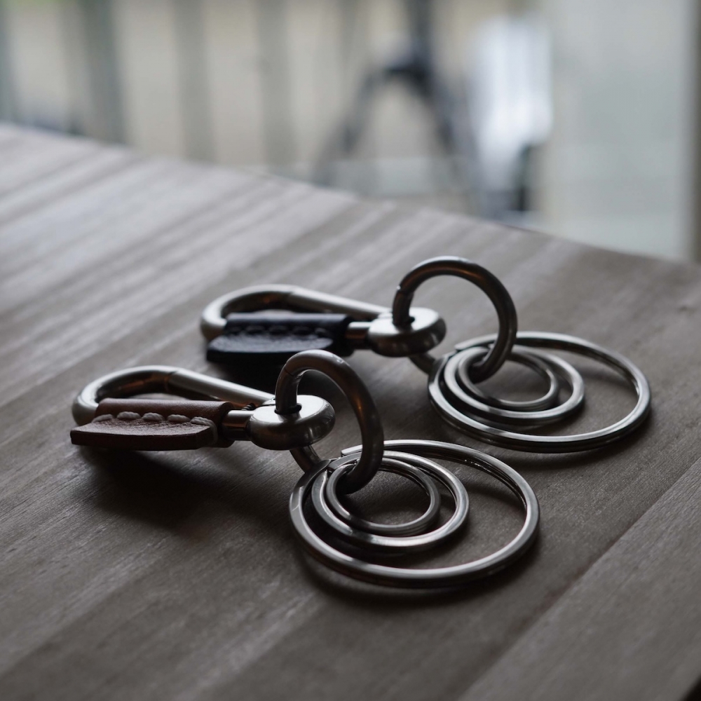 小物も気になるこの時期に。Hender Scheme / Karabiner | 1989 Men's Blog