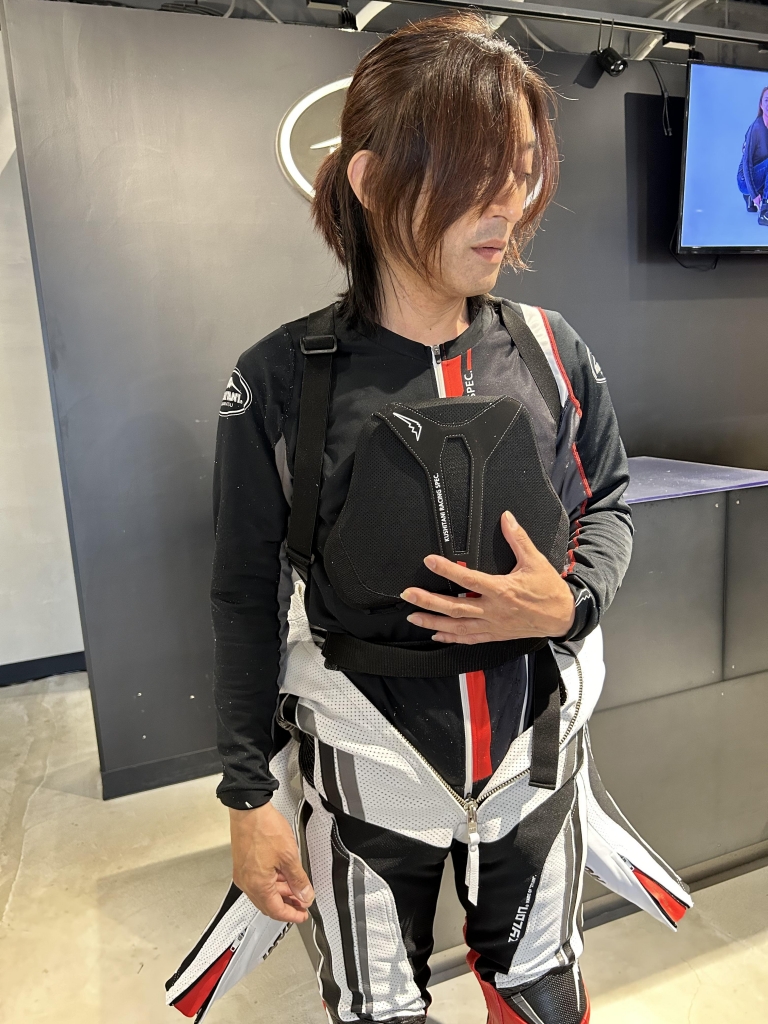 ご*き様 KUSHITANI　レーシングスーツ モニター価格で購入！クシタニ、「新型スーツモニターフェアー