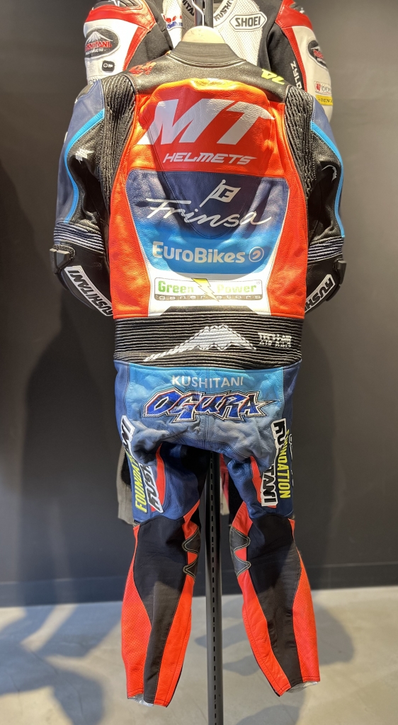 小椋藍 フィギュア GulfスーツとTrackhouseスーツMotoGP 新品 小椋藍 選手のレーシングスーツ！！展示中です！！：KUSHITANI 福岡店